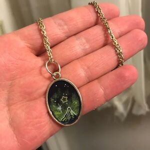 Green mountain pendant necklace